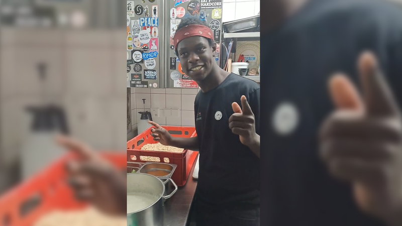 Koch Noah Hansen steht in der Küche des Gasthofes Alpenrose in Samerberg und lacht in die Kamera. | Bild: Instagram/_quinoah.K / BR Koch Noah Hansen steht in der Küche des Gasthofes Alpenrose in Samerberg und lacht in die Kamera.