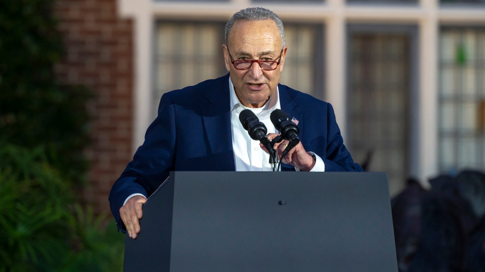 Der Senator von New York, Chuck Schumer, hat sich mühelos eine fünfte Amtszeit gesichert. Bei den Zwischenwahlen schlug der 71-Jährige aus Brooklyn am Dienstag den Republikaner Joe Pinion, der als Moderator beim rechtskonservativen Sender Newsmax tätig ist.