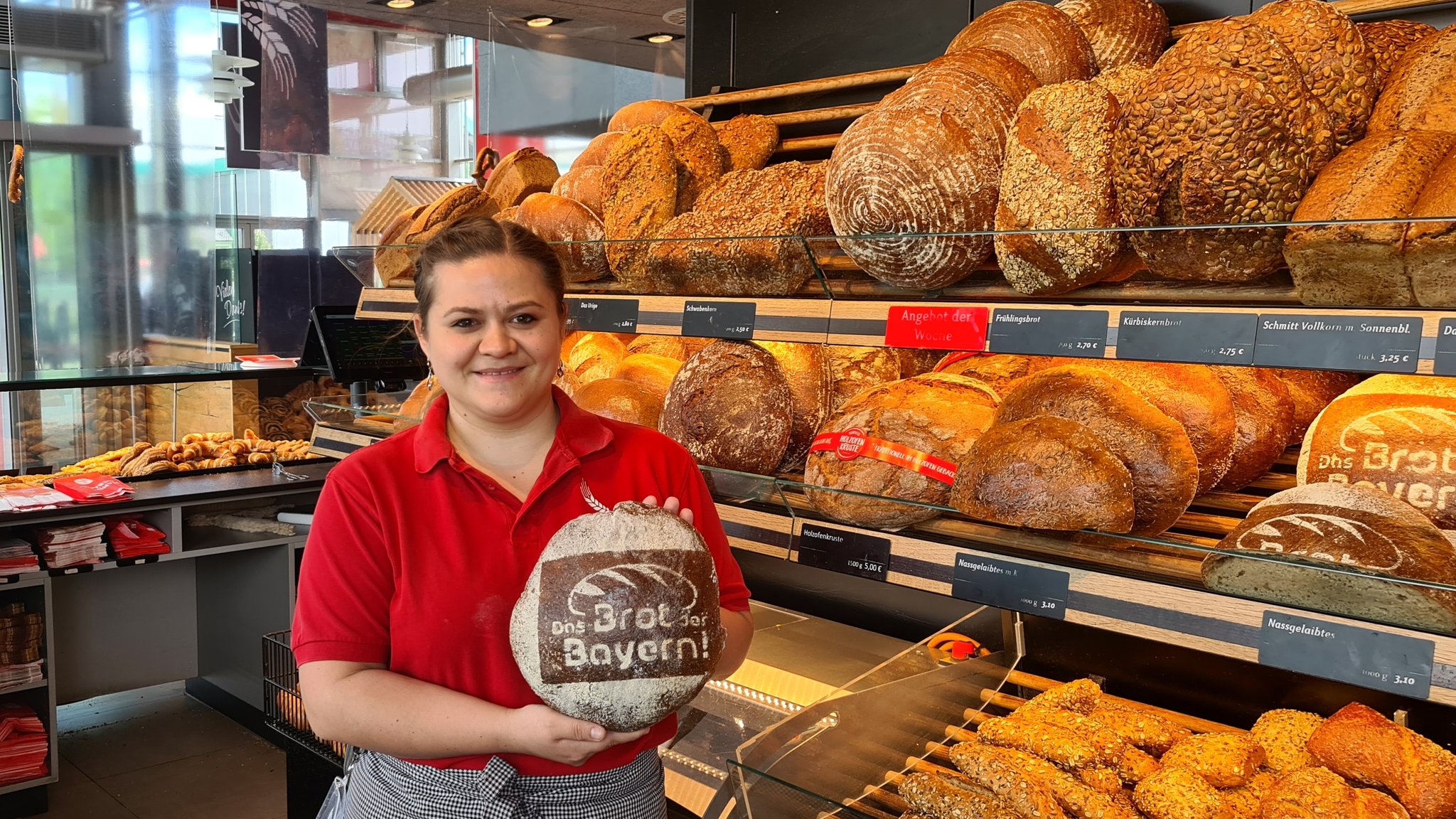 Elvira Springer steht hinter der Verkaufstheke einer Bad Kissinger Bäckereifiliale. 