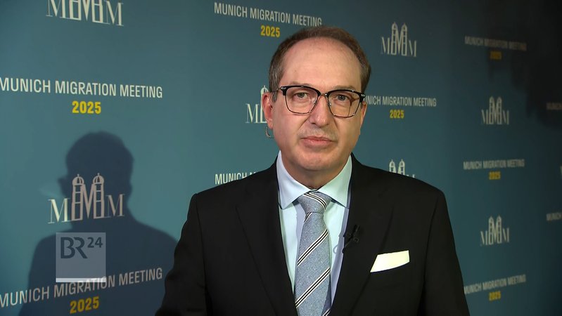 Die Asylpolitik "schärfen" und "härten" – so das Ziel von Innenminister Dobrindt. | Bild: BR Die Asylpolitik "schärfen" und "härten" – so das Ziel von Innenminister Dobrindt.