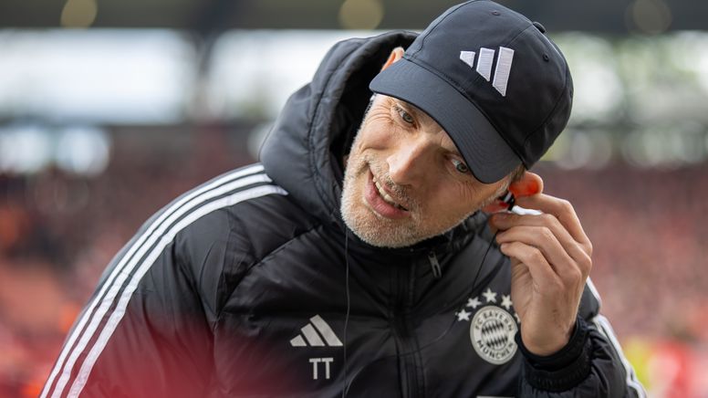 Mit Kopfhörern gegen Nebengeräusche? FC-Bayern-Trainer Thomas Tuchel hat einen Plan. | Bild:picture alliance/dpa | Andreas Gora
