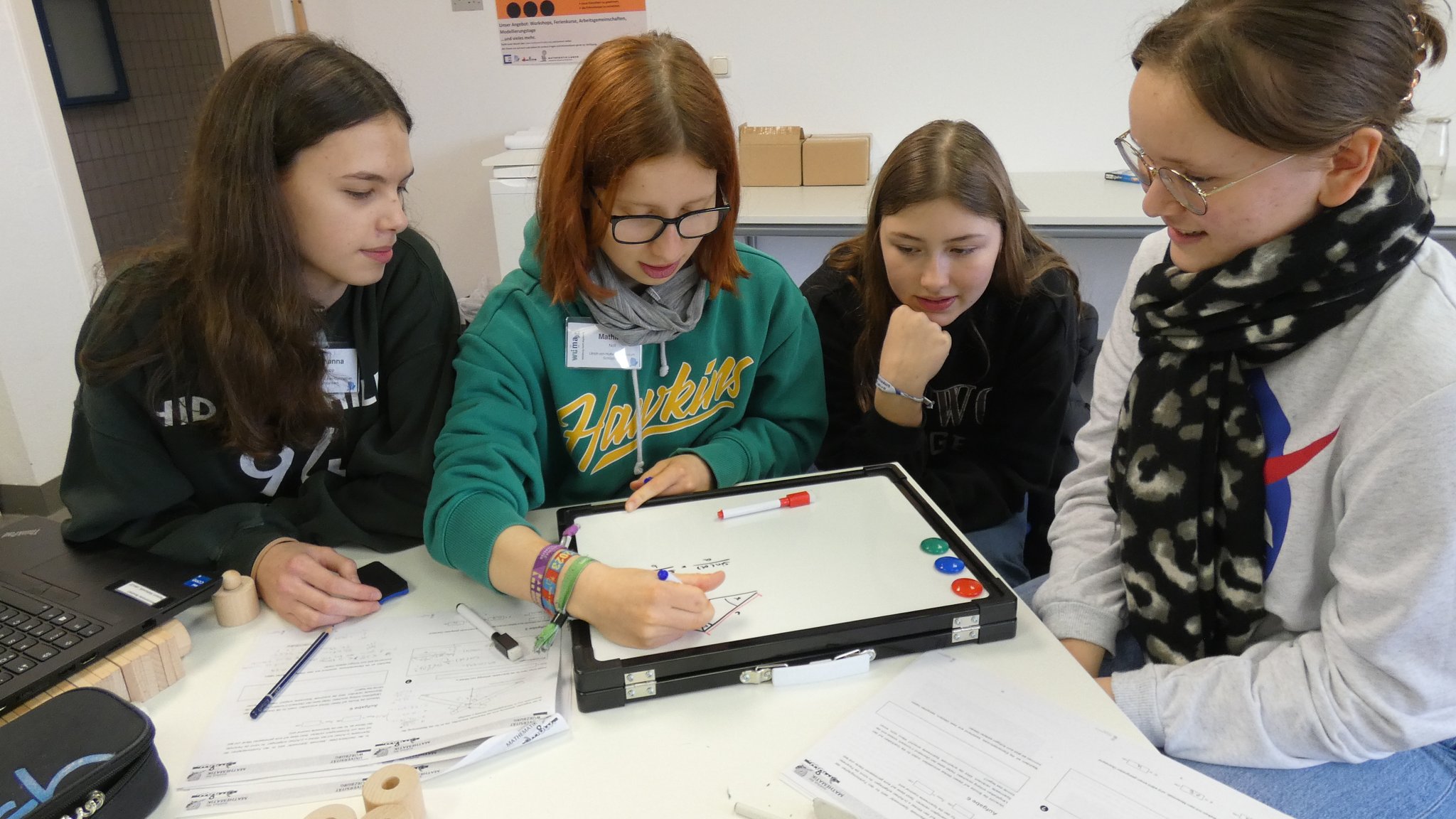 Künstliche Intelligenz kann helfen komplexe Alltagsthemen im Mathe-Unterricht zu behandeln - das weckt Interesse und steigert den Lernerfolg