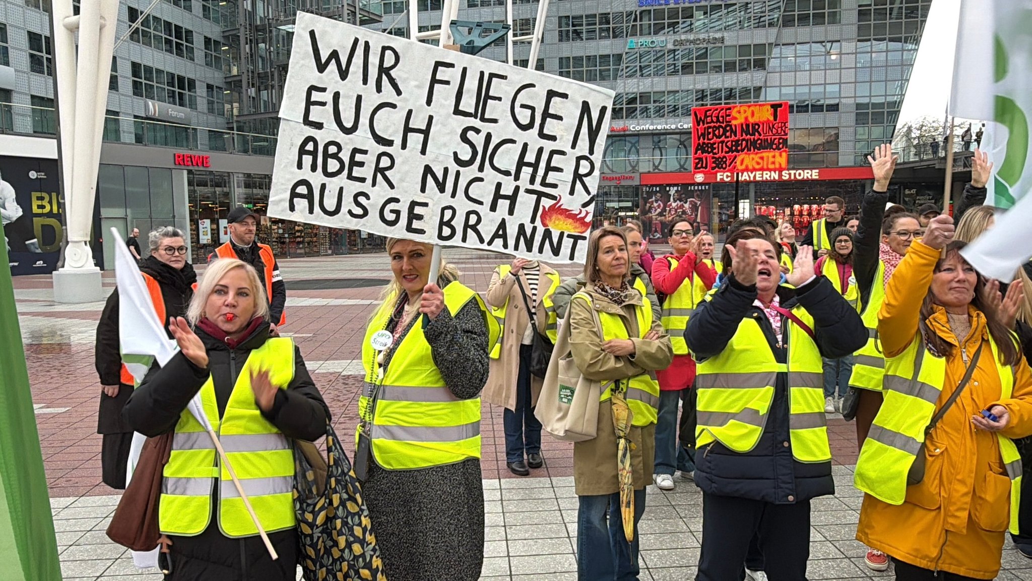 Streikende am Münchner Flughafen