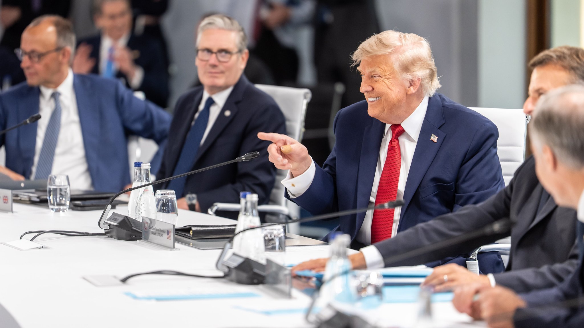 Letzter Tag in Évian: Im Gegensatz zu früheren Treffen der sieben führenden  westlichen Industriestaaten herrscht zum Abschluss Harmonie. Mit Blick auf  den Ukraine-Krieg sprechen die G7 mit einer ...