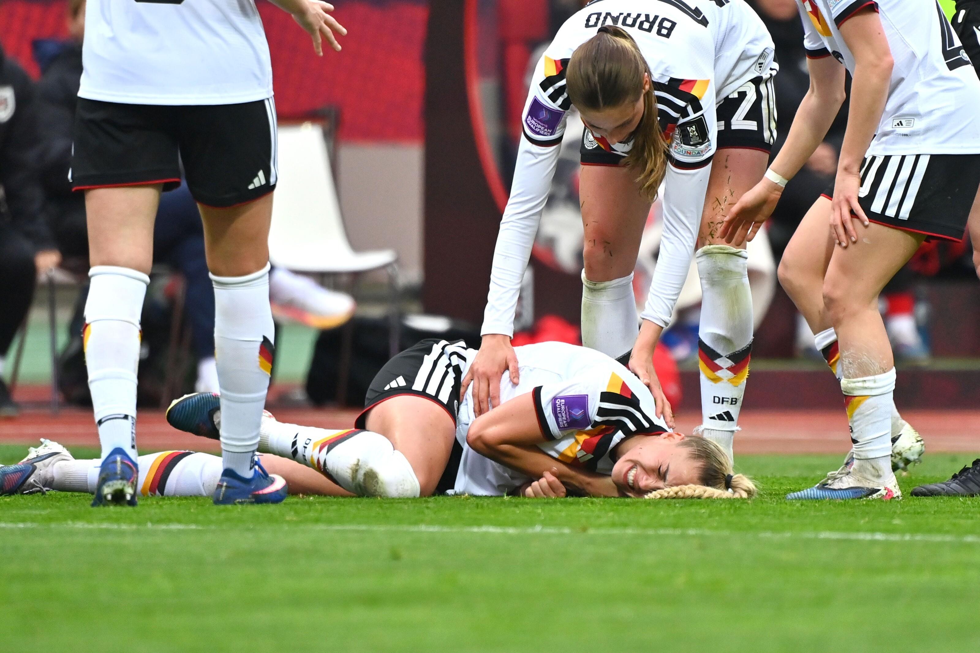 Giulia Gwinn liegt nach einem Zweikampf am Boden