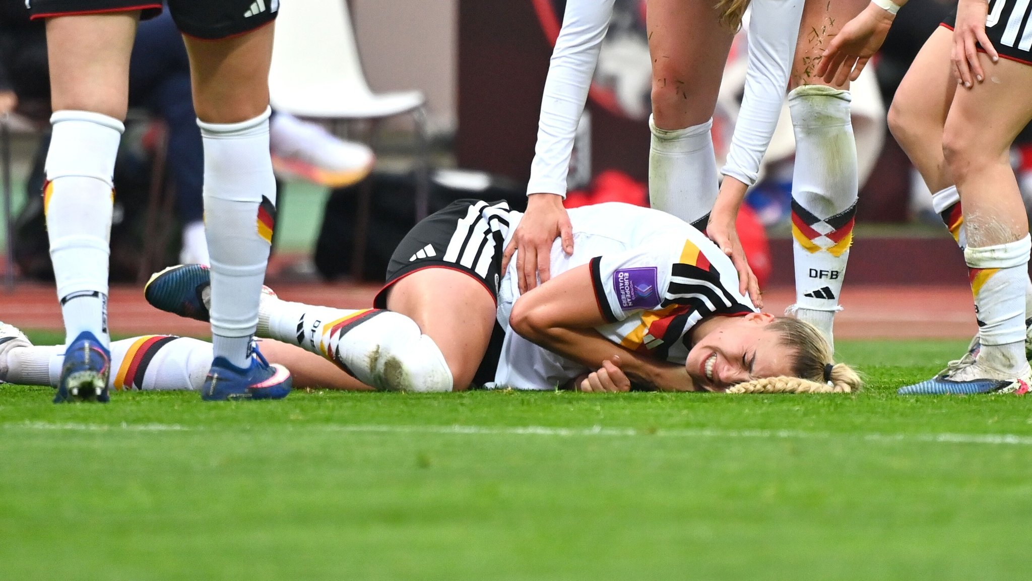 DFB-Frauen: Sorge um Gwinn nach Kantersieg gegen Österreich