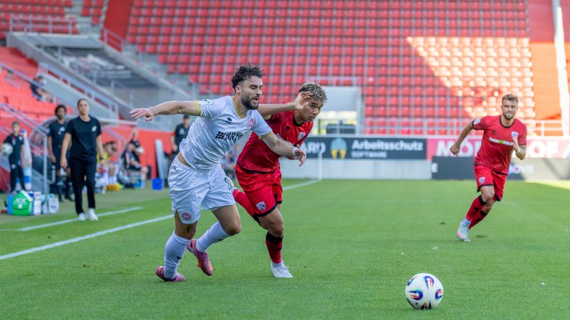 Spielszene: FC Ingolstadt - SV Wehen Wiesbaden | Bild: picture alliance / Fotostand | Fotostand / Schäfer Spielszene: FC Ingolstadt - SV Wehen Wiesbaden