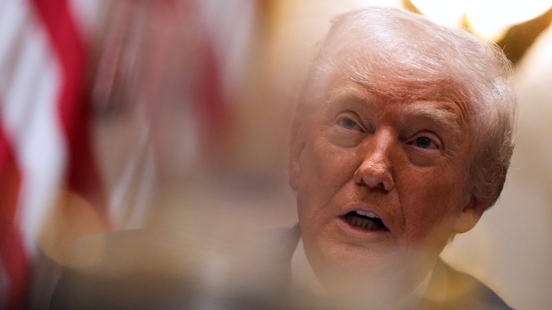 US-Präsident Donald Trump spricht während einer Kabinettssitzung im Weißen Haus (Archivbild vom 02.12.2025). | Bild: dpa-Bildfunk/Julia Demaree Nikhinson US-Präsident Donald Trump spricht während einer Kabinettssitzung im Weißen Haus (Archivbild vom 02.12.2025).
