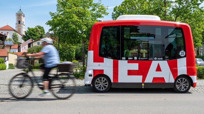 Setzt garantiert kein zusätzliches CO2 frei: Der fahrerlose E-Bus in Bad Birnbach. | Bild: dpa/pa/Armin Weigel Setzt garantiert kein zusätzliches CO2 frei: Der fahrerlose E-Bus in Bad Birnbach.