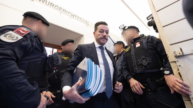 Der Angeklagte Rene Benko verlässt in einer Pause des zweiten Verhandlungstags mit Unterlagen den Schwurgerichtssaal im Landesgericht Innsbruck. | Bild: dpa-Bildfunk/Johann Groder Der Angeklagte Rene Benko verlässt in einer Pause des zweiten Verhandlungstags mit Unterlagen den Schwurgerichtssaal im Landesgericht Innsbruck.