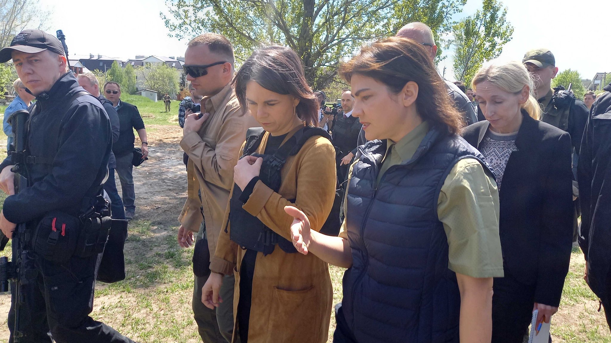 Außenministerin Baerbock spricht mit der ukrainischen Generalstaatsanwältin Wenediktowa bei ihrem Besuch in Butscha.