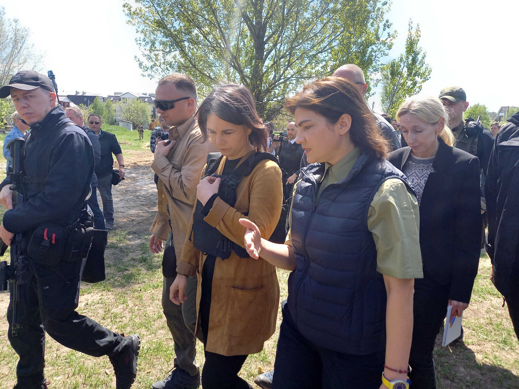 Außenministerin Baerbock spricht mit der ukrainischen Generalstaatsanwältin Wenediktowa bei ihrem Besuch in Butscha.