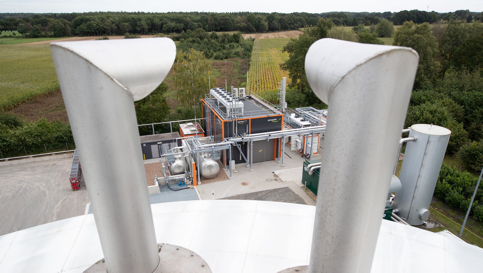 Blick auf eine Anlage zur Produktion von CO2-neutralem Kerosin im Emsland. 