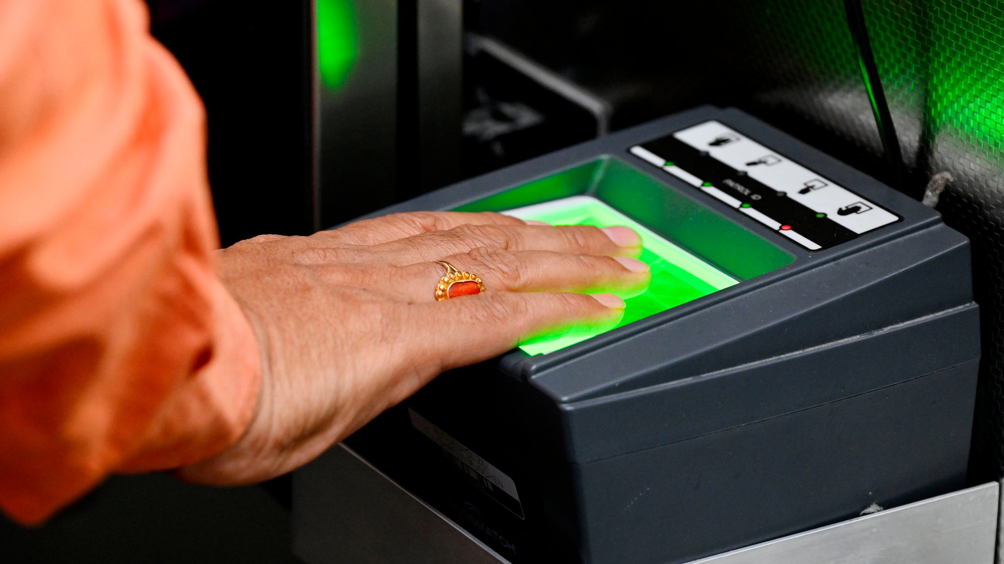 Ein Fingerabdruckscanner am Münchner Flughafen