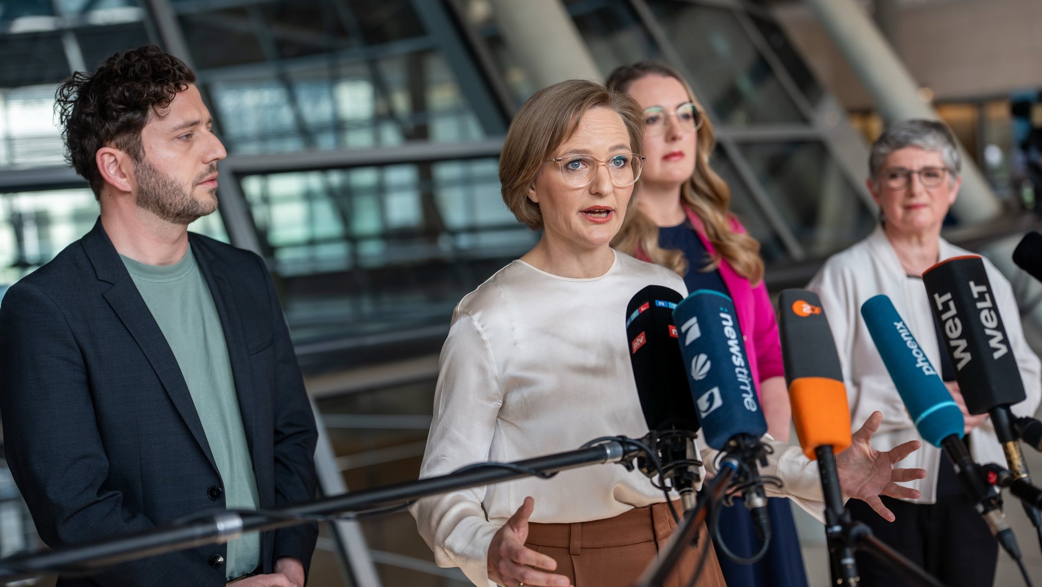 10.03.2025, Berlin: Felix Banaszak, Bundesvorsitzender von Bündnis90/Die Grünen, (l-r) Franziska Brantner, Bundesvorsitzende von Bündnis90/Die Grünen, Katharina Dröge, Bundestags Fraktionsvorsitzende von Bündnis 90/Die Grünen und Britta Haßelmann Bundestags Fraktionsvorsitzende von Bündnis 90/Die Grünen sprechen vor Beginn der Fraktionssitzungen im Bundestag. Bei einer geplanten Sondersitzung im Bundestag sollen weitreichende Grundgesetzänderungen beschlossen werden.