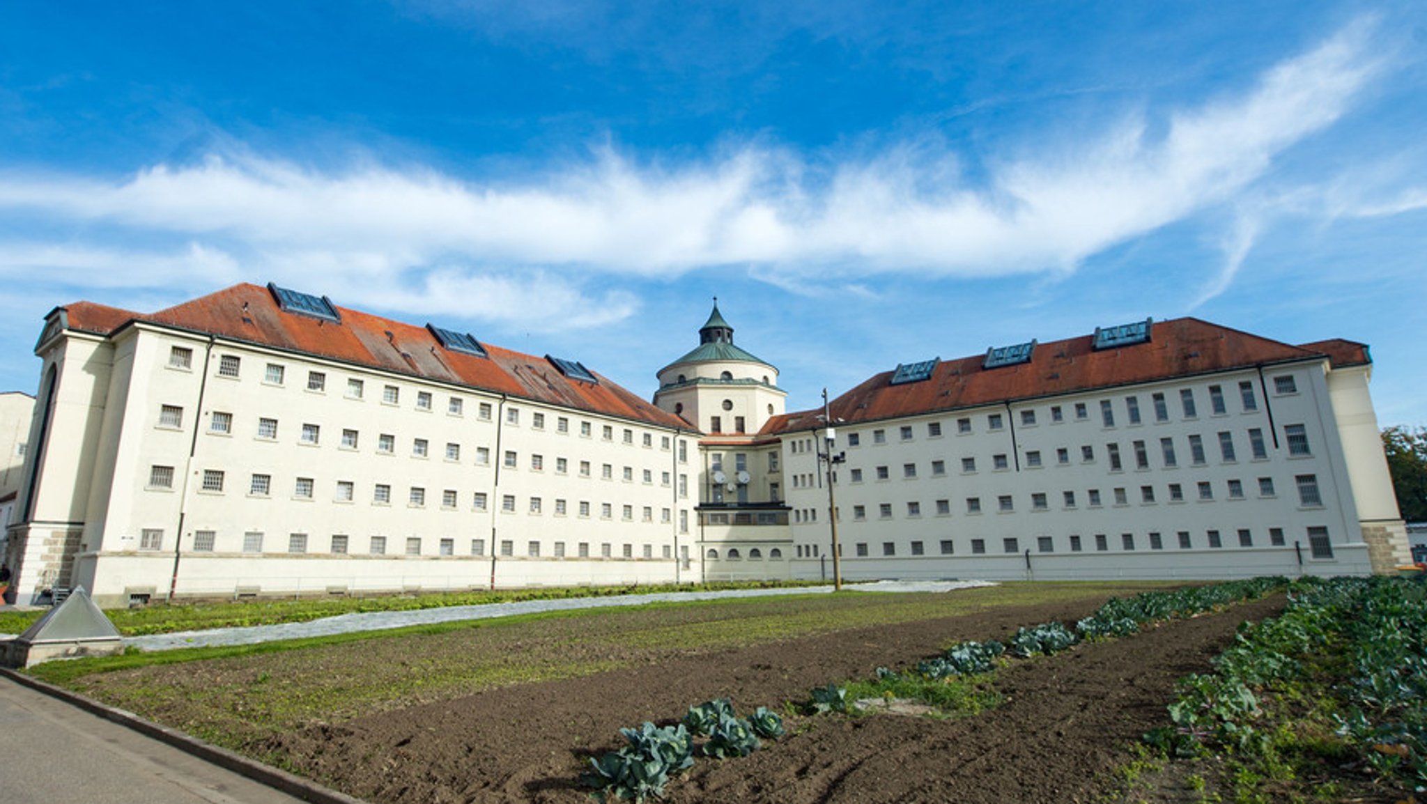 Das Gebäude der Justizvollzugsanstalt Straubing. Hier ist ein Beamten von vier Häftlingen mit einem Schlüssel am Hals verletzt worden.