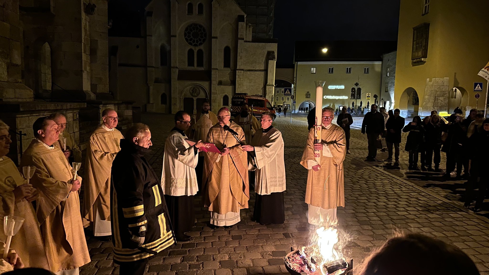 Bischof Rudolf Voderholzer entzündet zusammen mit weiteren Geistlichen das Ostfeuer vor dem Regensburger Dom. 