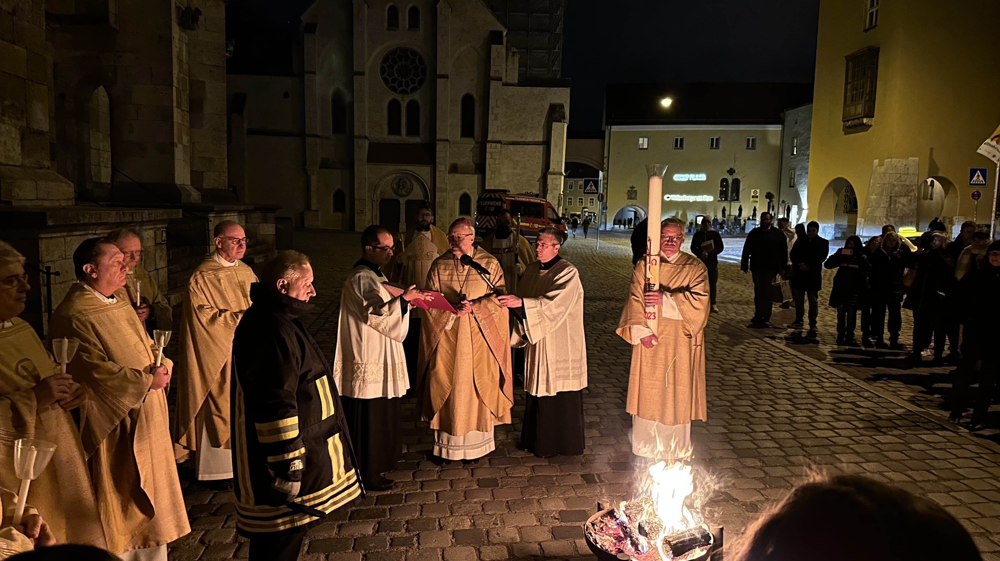 Osternacht-Feiern in Regensburg und Passau: &amp;quot;Hoffnung für alle&amp;quot; | BR24