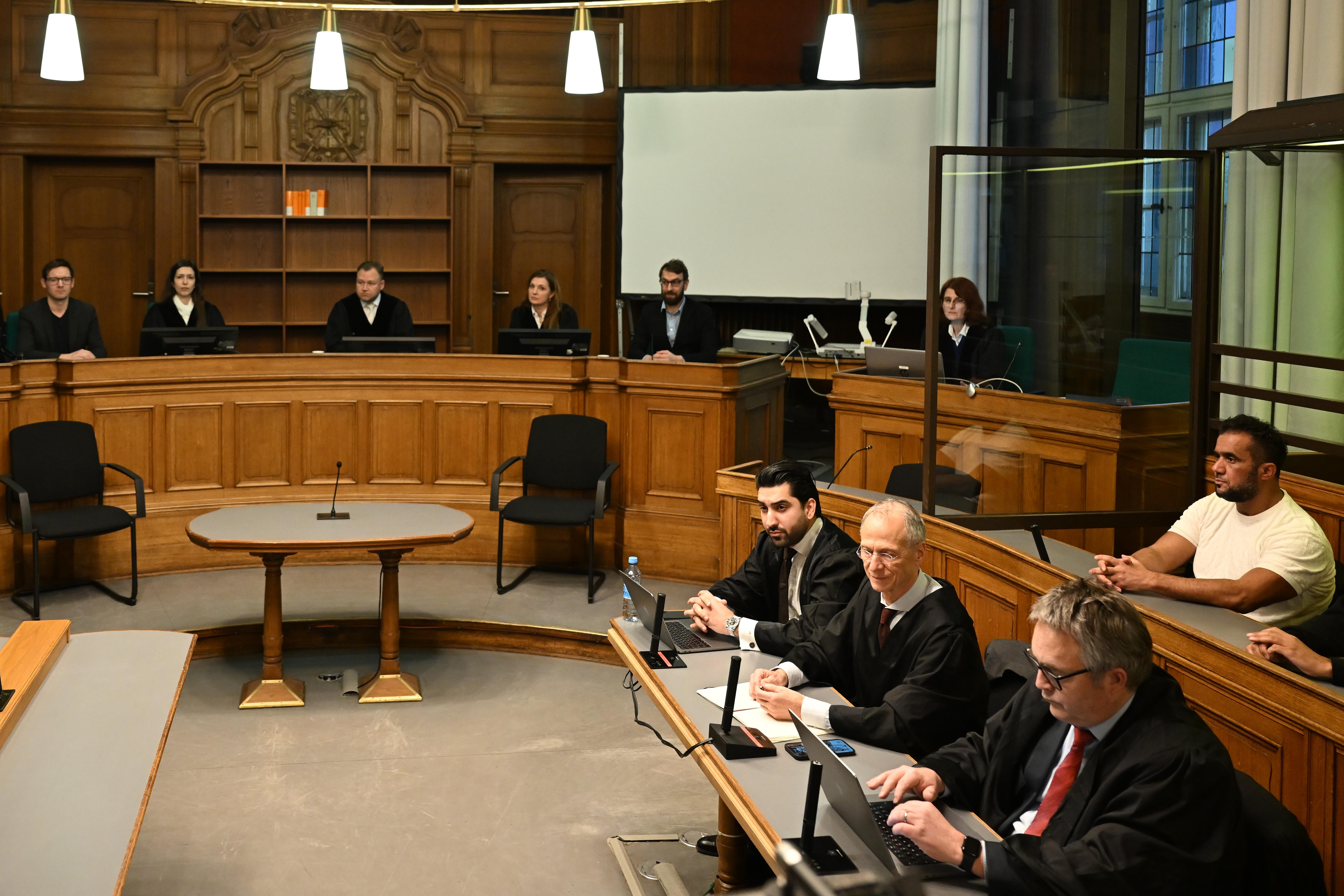 Der Hauptangeklagte Arafat Abou-Chaker (l) sitzt vor der Urteilsverkündung im Saal des Landgerichts. 