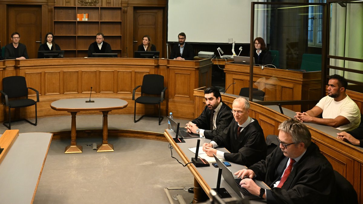 Der Hauptangeklagte Arafat Abou-Chaker (l) sitzt vor der Urteilsverkündung im Saal des Landgerichts. 