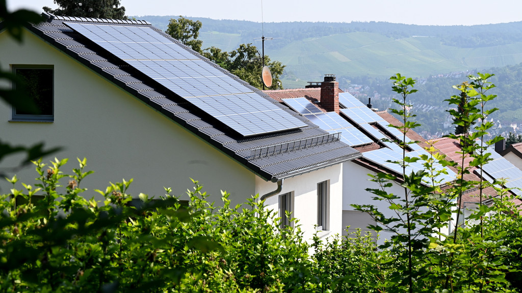 Solaranlagen auf Dächern von Wohnhäusern - unter anderem damit könnte die sogenannte Wärmewende bei Gebäuden gelingen