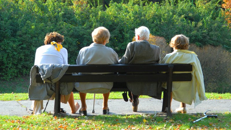 Vier ältere Menschen auf einer Parkbank | Bild: stock.adobe.com/Liaurinko Vier ältere Menschen auf einer Parkbank