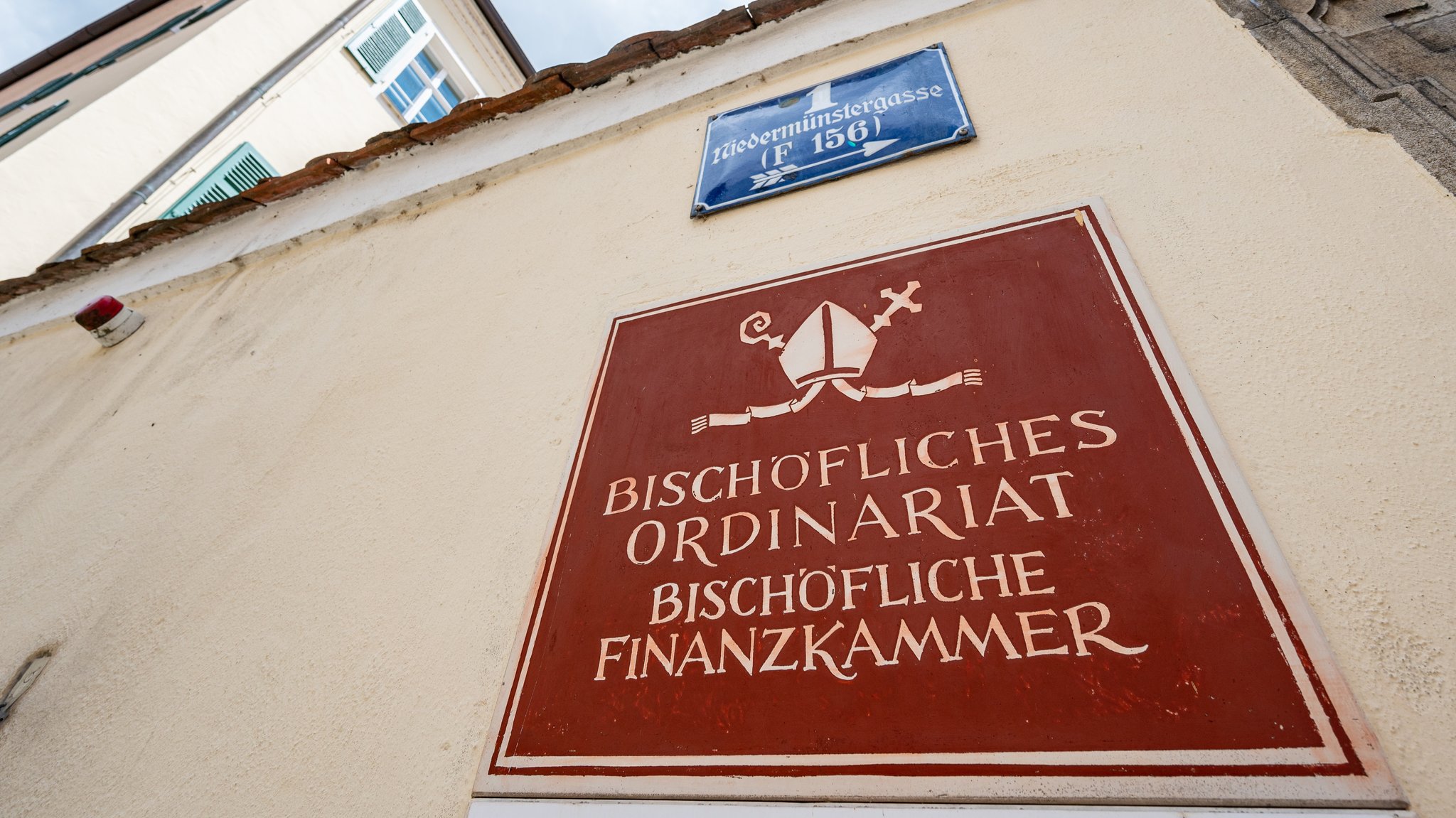 "Bischöfliches Ordinariat - Bischöfliche Finanzkammer" steht auf einem Schild an dem Gebäude des Bistums Regensburg in der Altstadt.