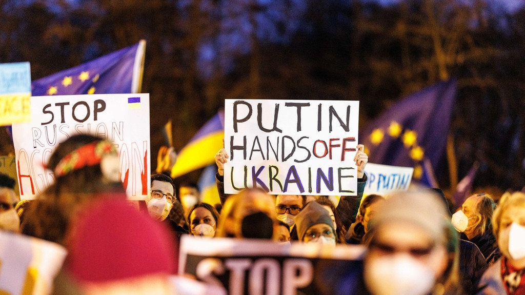 Ukraine-Konflikt - Proteste. | Bild: dpa-Bildfunk/Matthias Balk Ukraine-Konflikt - Proteste.