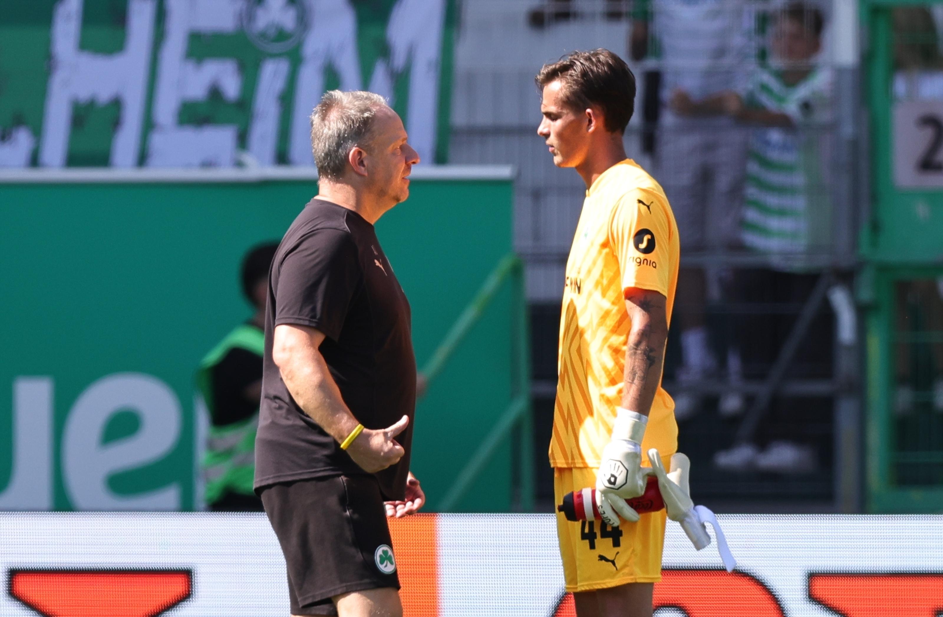 Fürths Trainer Alexander Zorniger nach dem 1:1 gegen Paderborn mit seinem Torwart Nahuel Noll