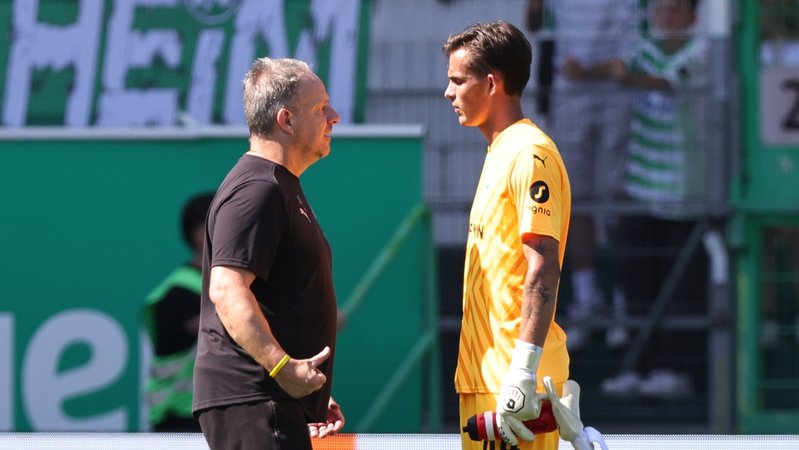 Fürths Trainer Alexander Zorniger nach dem 1:1 gegen Paderborn mit seinem Torwart Nahuel Noll | Bild: picture-alliance/dpa Fürths Trainer Alexander Zorniger nach dem 1:1 gegen Paderborn mit seinem Torwart Nahuel Noll