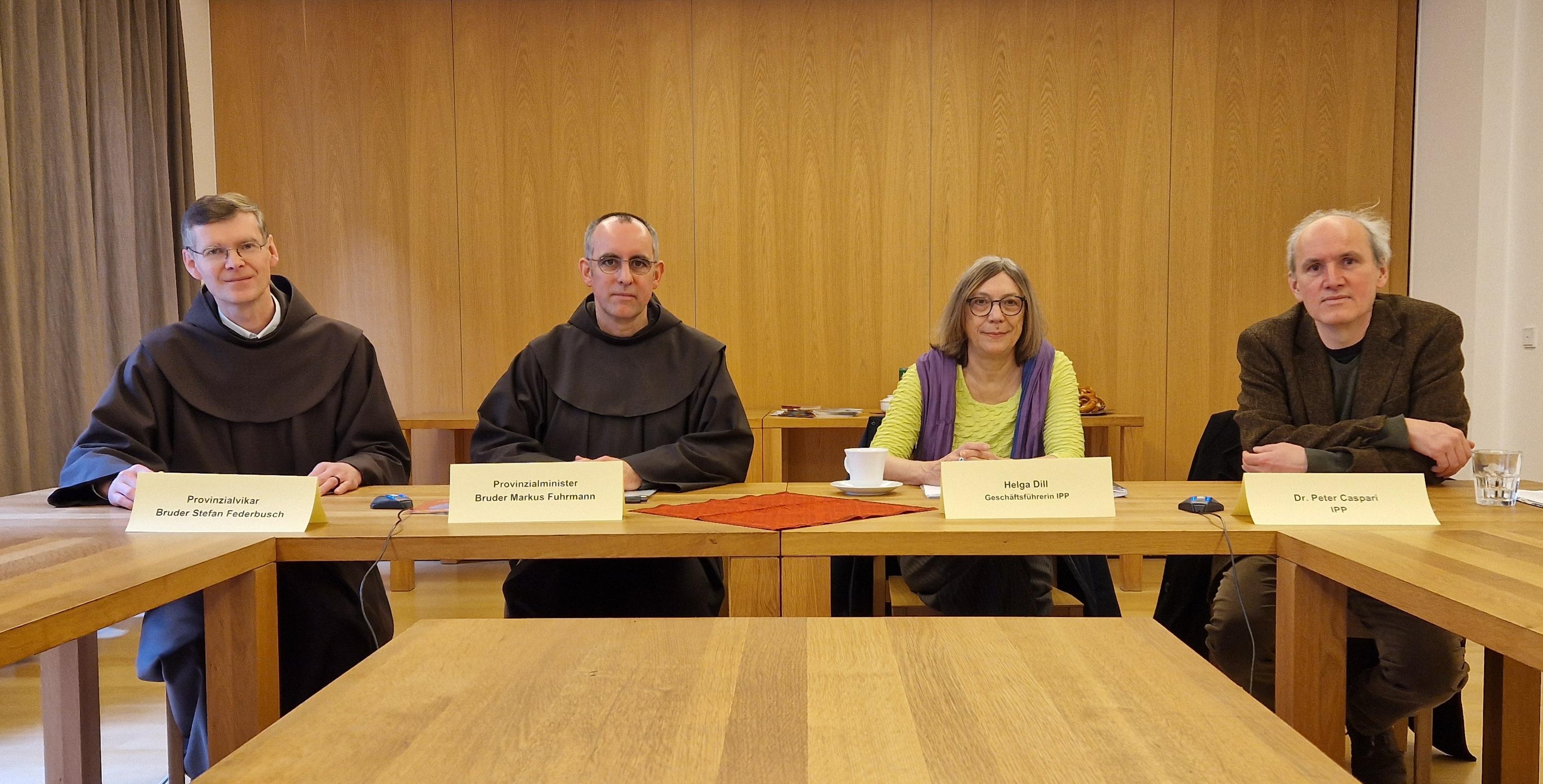 Ordensbrüder der Deutschen Franziskanerprovinz mit der IPP-Geschäftsführerin Helga Dill bei der Pressekonferenz in München. 