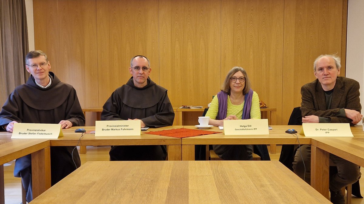 Ordensbrüder der Deutschen Franziskanerprovinz mit der IPP-Geschäftsführerin Helga Dill bei der Pressekonferenz in München. 
