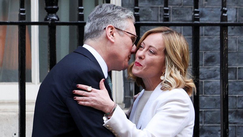02.03.2025, Großbritannien, London: Der britische Premierminister Keir Starmer begrüßt Giorgia Meloni, Ministerpräsidentin von Italien, vor 10 Downing Street zu einem Ukraine-Sondergipfel mit den europäischer Staats- und Regierungschefs nach dem Eklat im Weißen Haus. | Bild: REUTERS/Isabel Infantes 02.03.2025, Großbritannien, London: Der britische Premierminister Keir Starmer begrüßt Giorgia Meloni, Ministerpräsidentin von Italien, vor 10 Downing Street zu einem Ukraine-Sondergipfel mit den europäischer Staats- und Regierungschefs nach dem Eklat im Weißen Haus.