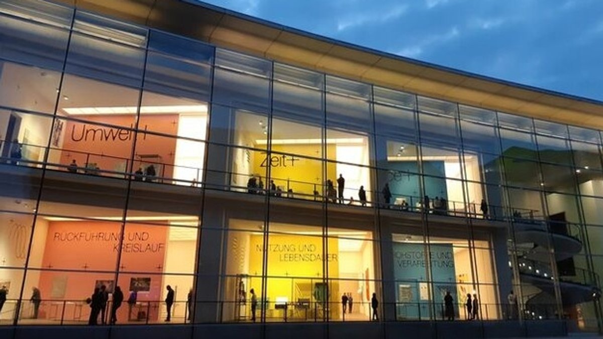 Neues Museum Nürnberg - bunte Fensteransicht von Außen