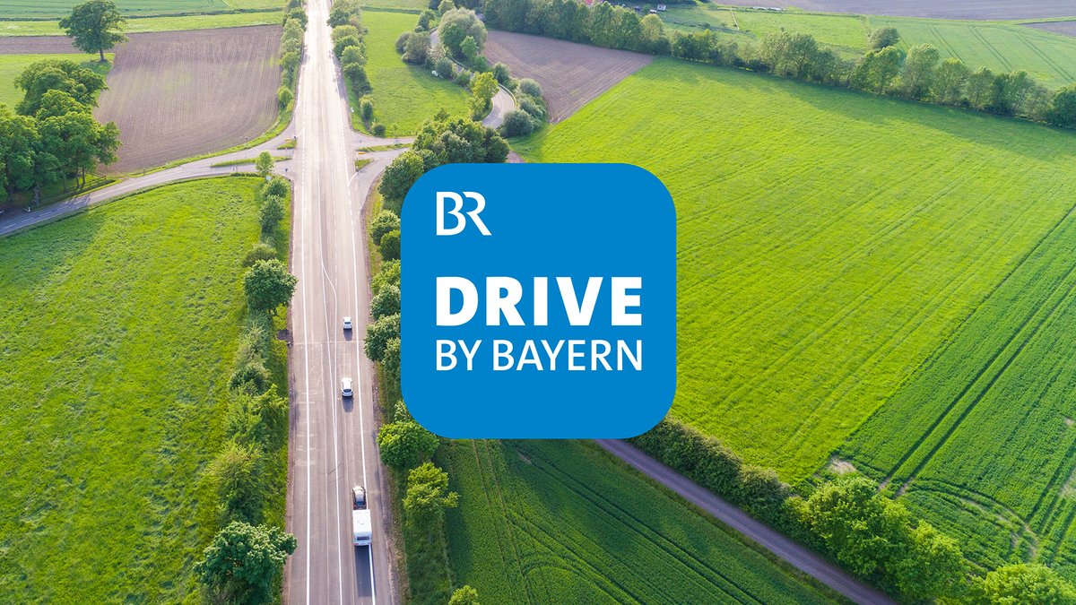 Eine Autobahn von oben, darauf als Montage das Logo von "BR - Drive by Bayern"