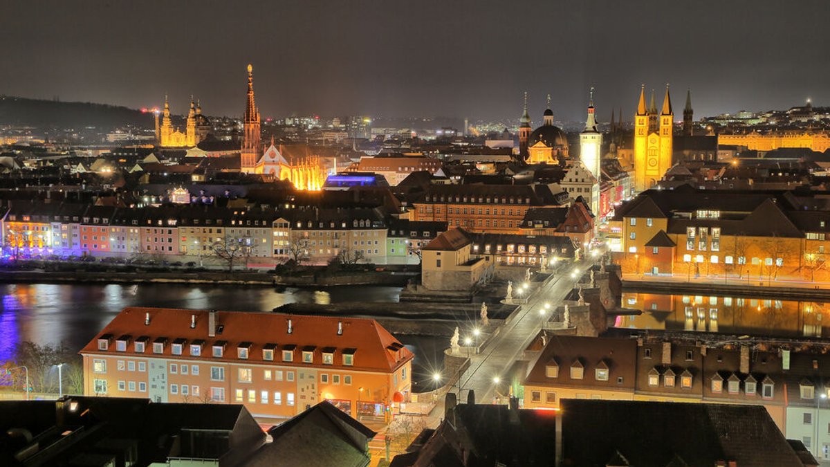 Stadtansicht von Würzburg bei Nacht (Archiv-Bild)