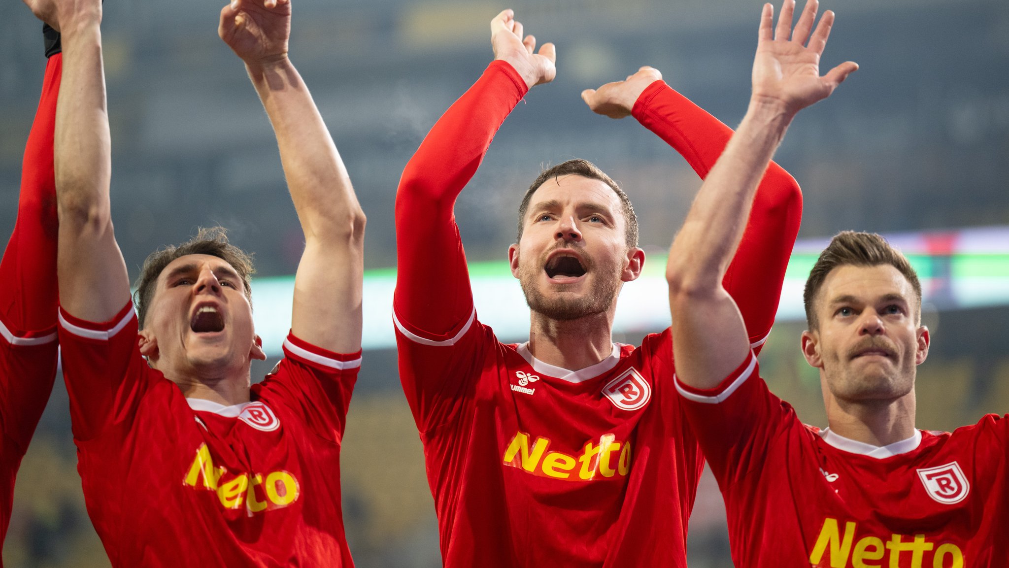 Regensburgs Konrad Faber (l-r), Florian Ballas und Benedikt Saller jubeln nach dem Sieg.