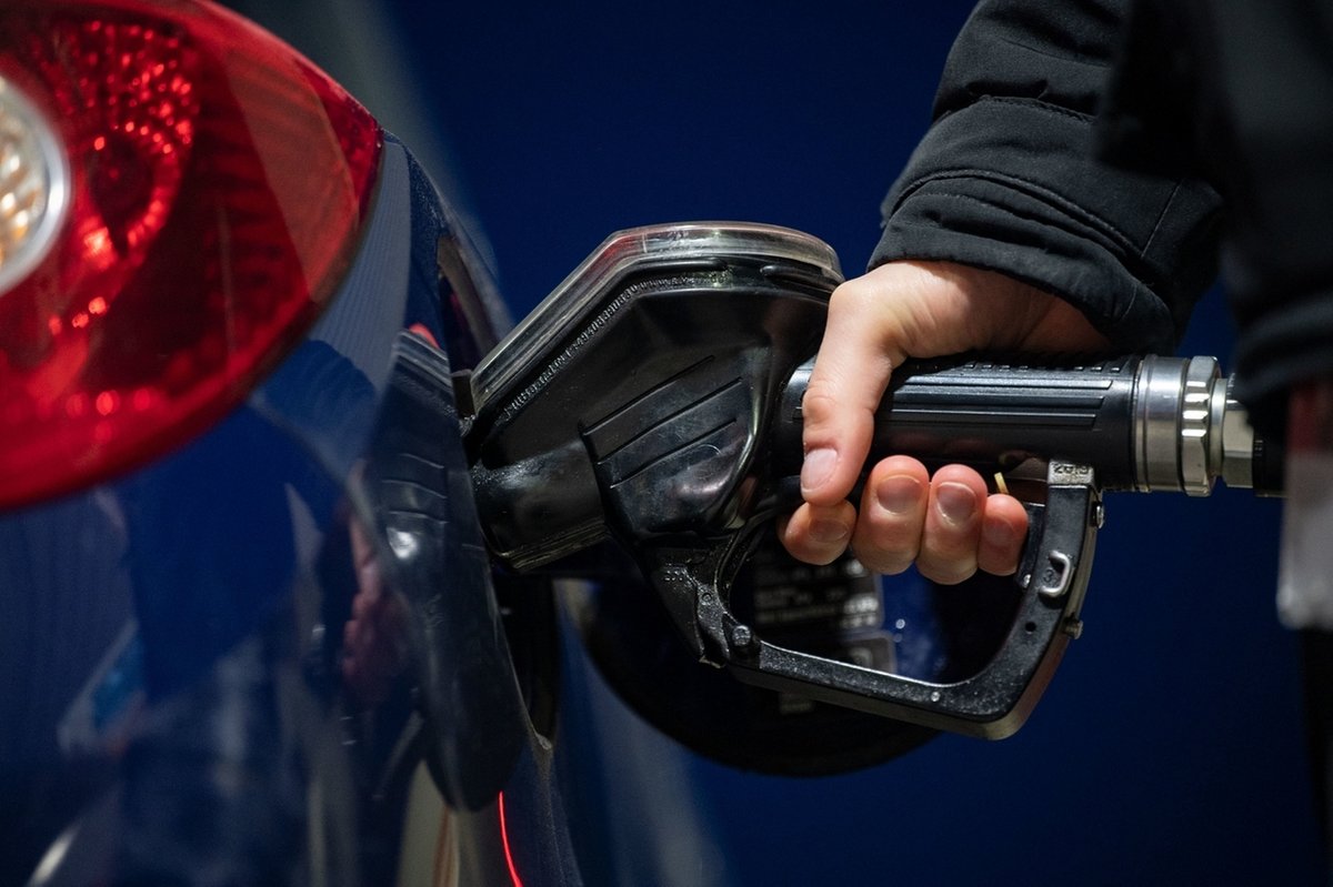 Beim Tanken: Zapfhahn am geöffneten Tankdeckel; Ein Kunde einer freien Tankstelle füllt sein Auto mit Diesel-Kraftstoff. 