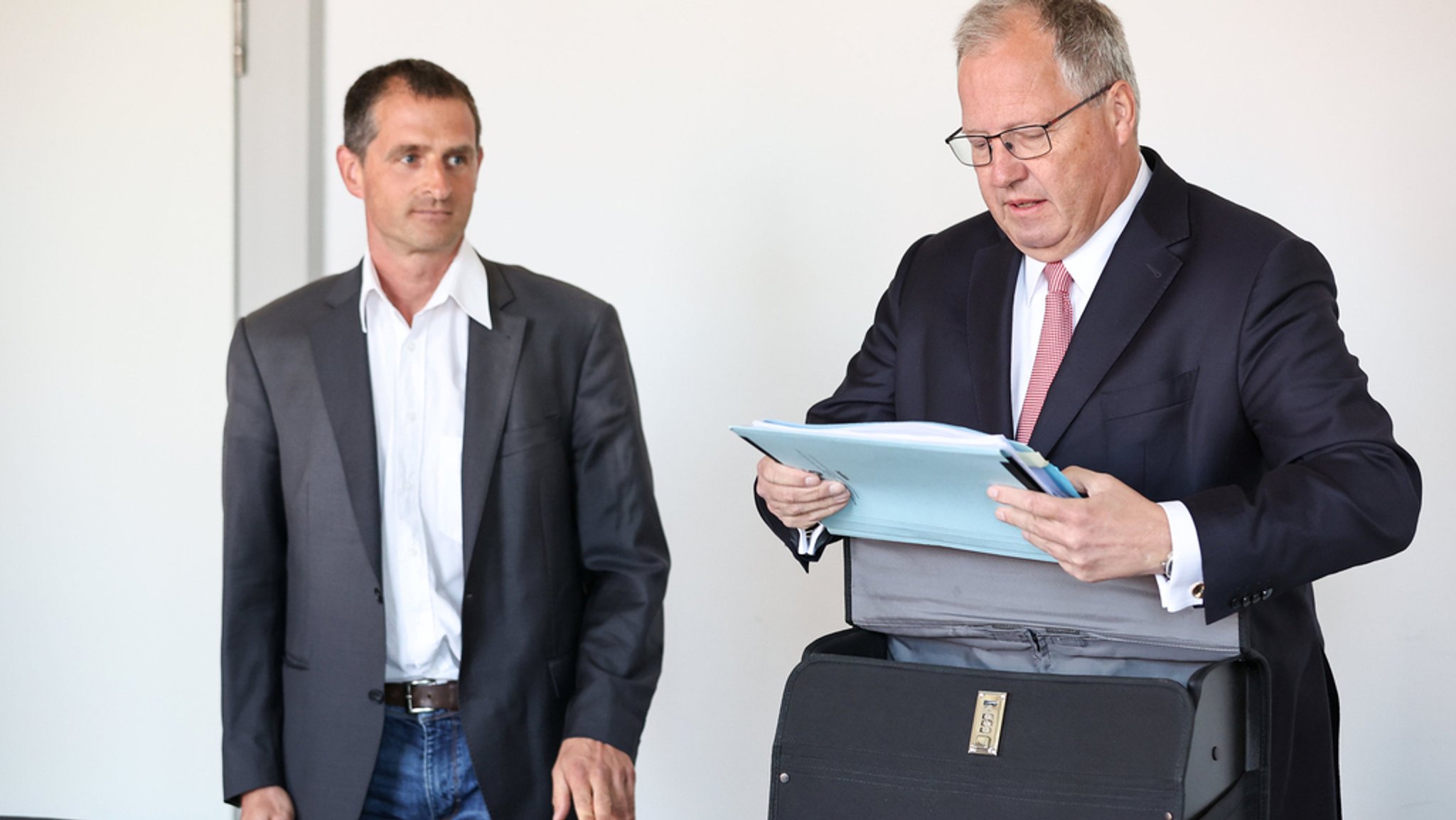 Jürgen Habel, Bürgermeister von Langenzenn (lks) und sein damaliger Anwalt, Thilo Pfordte. | Bild: dpa-Bildfunk/- Jürgen Habel, Bürgermeister von Langenzenn (lks) und sein damaliger Anwalt, Thilo Pfordte.