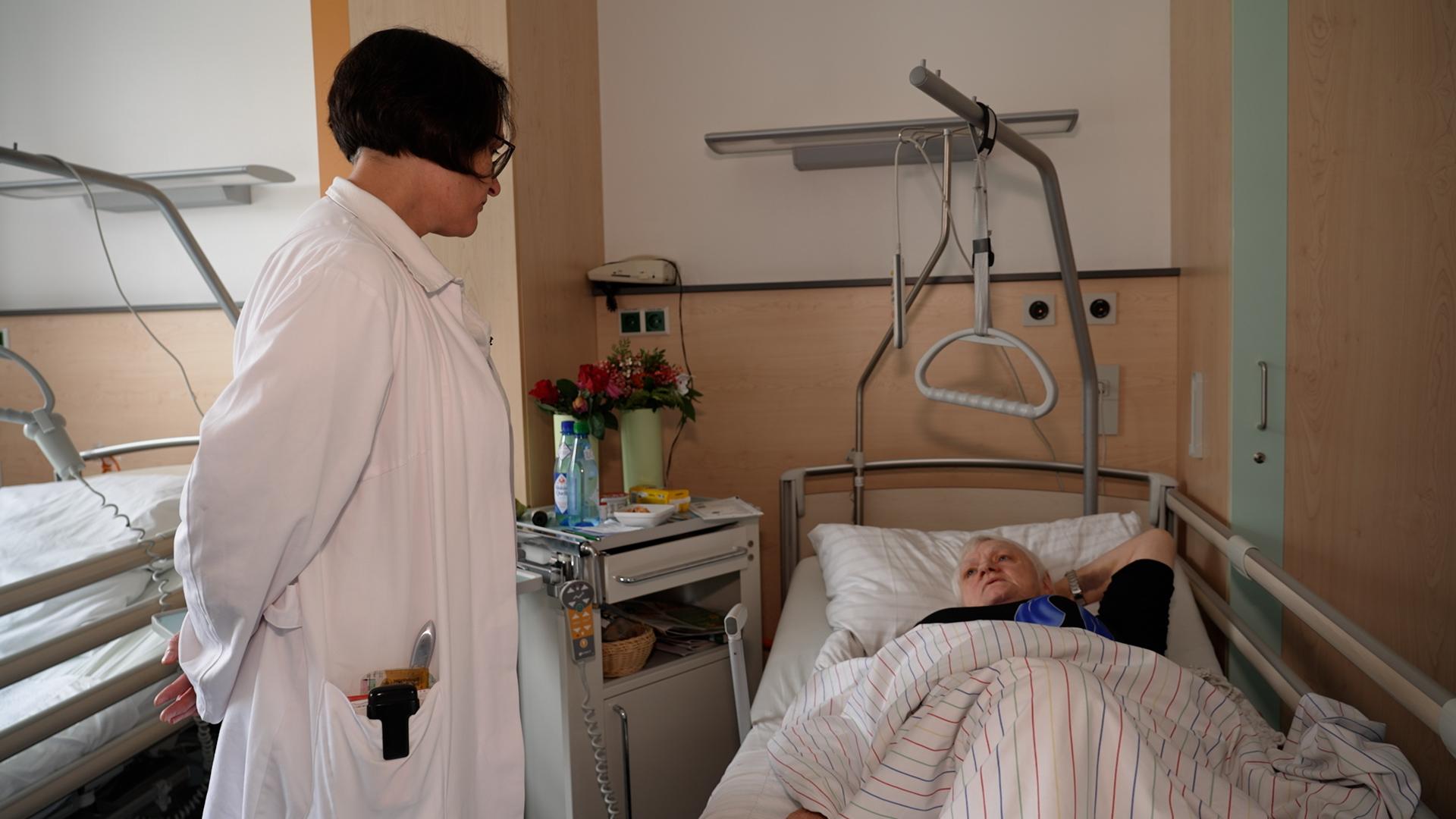 Oberärztin Martina Brielmaier bei einer Patientin in der Wertinger Akutgeriatrie. 