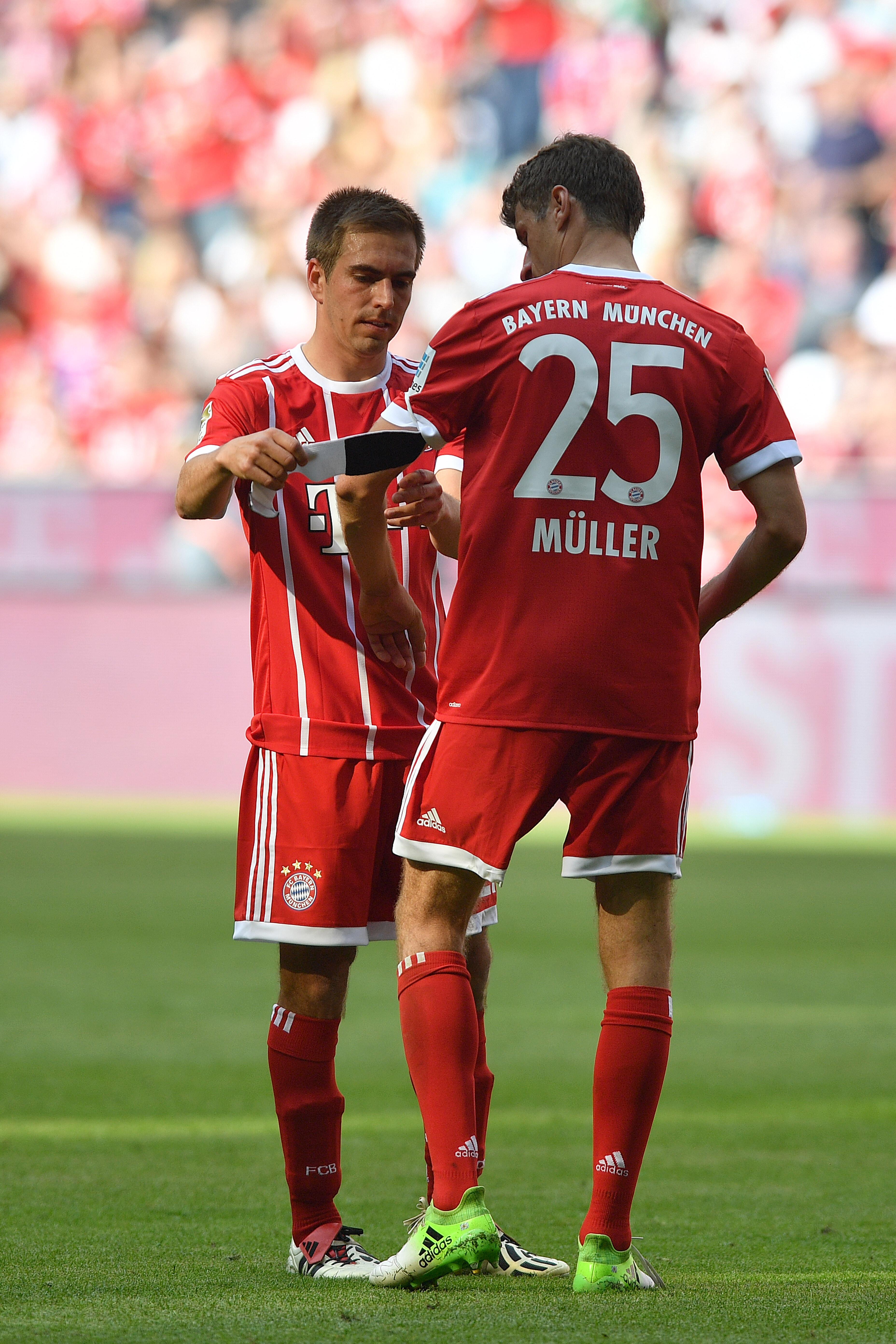 Philipp Lahm übergibt die Kapitänsbinde an Thomas Müller (ARCHIV: 2017)