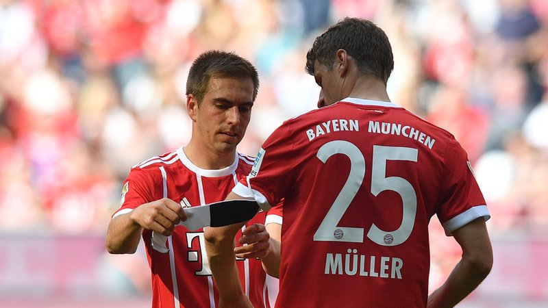 Philipp Lahm übergibt die Kapitänsbinde an Thomas Müller (ARCHIV: 2017) | Bild: picture alliance / SvenSimon | Frank Hoermann/SVEN SIMON Philipp Lahm übergibt die Kapitänsbinde an Thomas Müller (ARCHIV: 2017)