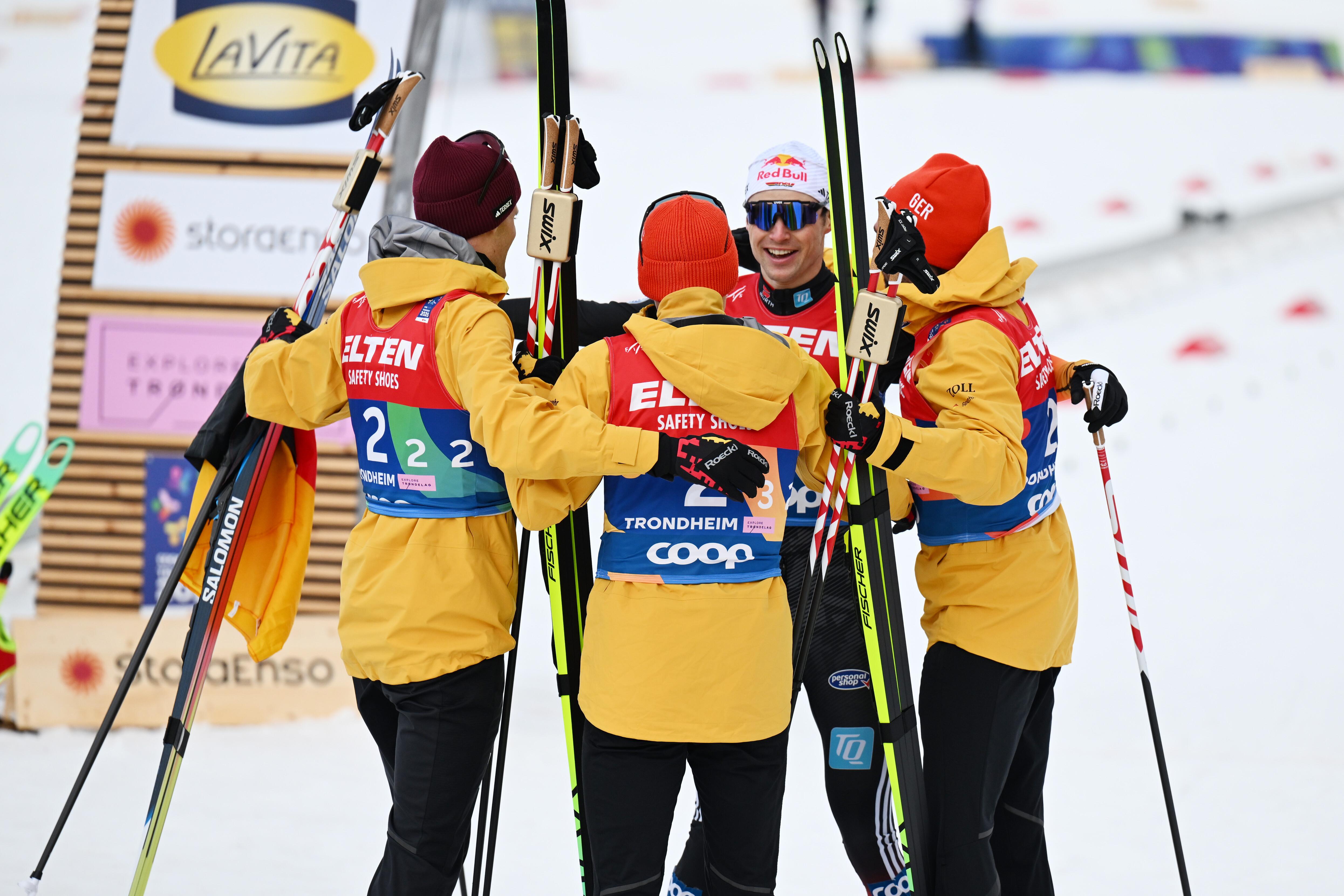 Vinzenz Geiger kommt als Sieger ins Ziel und wird von den Teamgefährten umjubelt.