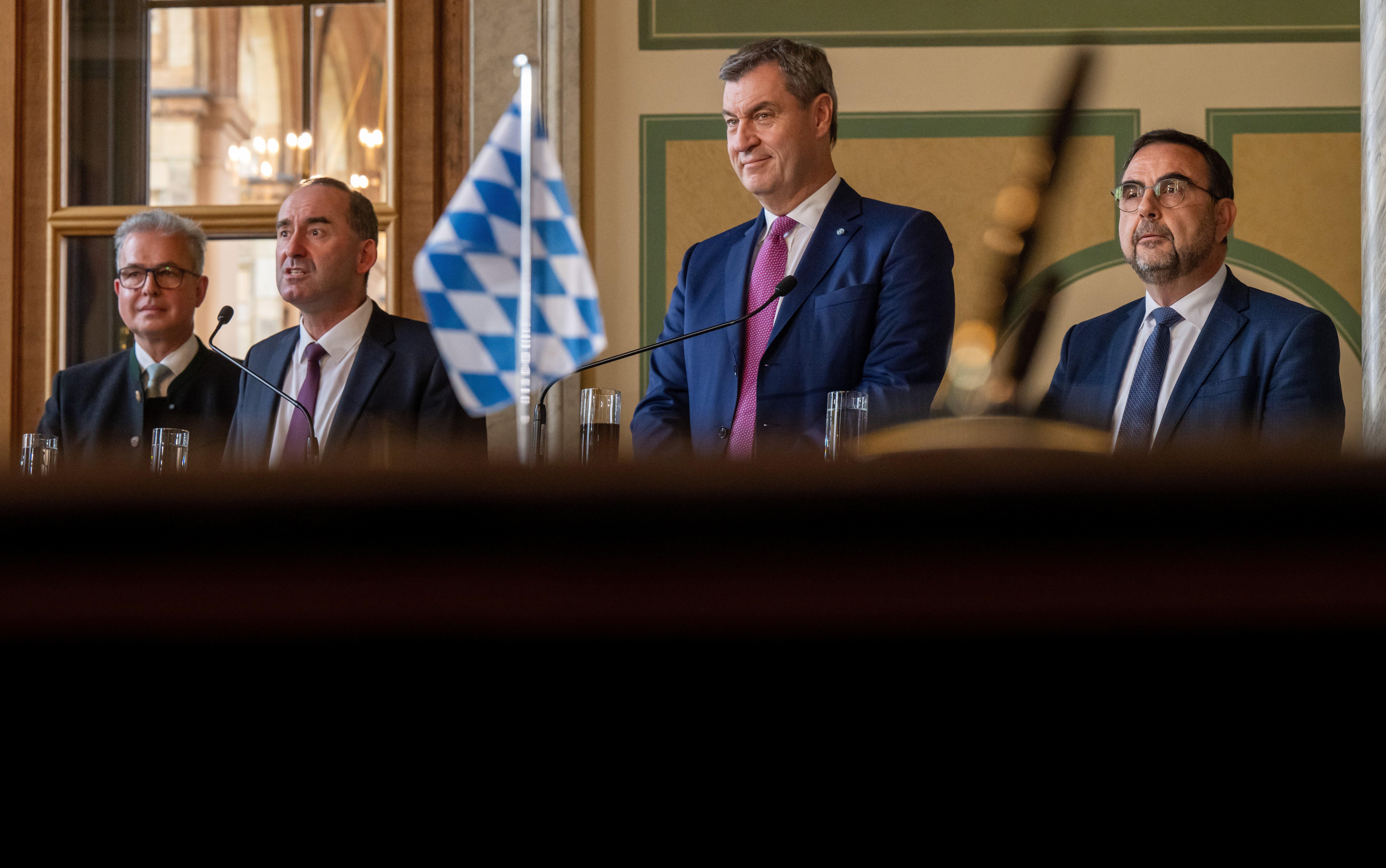 CSU-Fraktionschef Klaus Holetschek, Ministerpräsident Markus Söder, Wirtschaftsminister Hubert Aiwanger und der Fraktionsvorsitzende der Freien Wähler, Florian Streibl