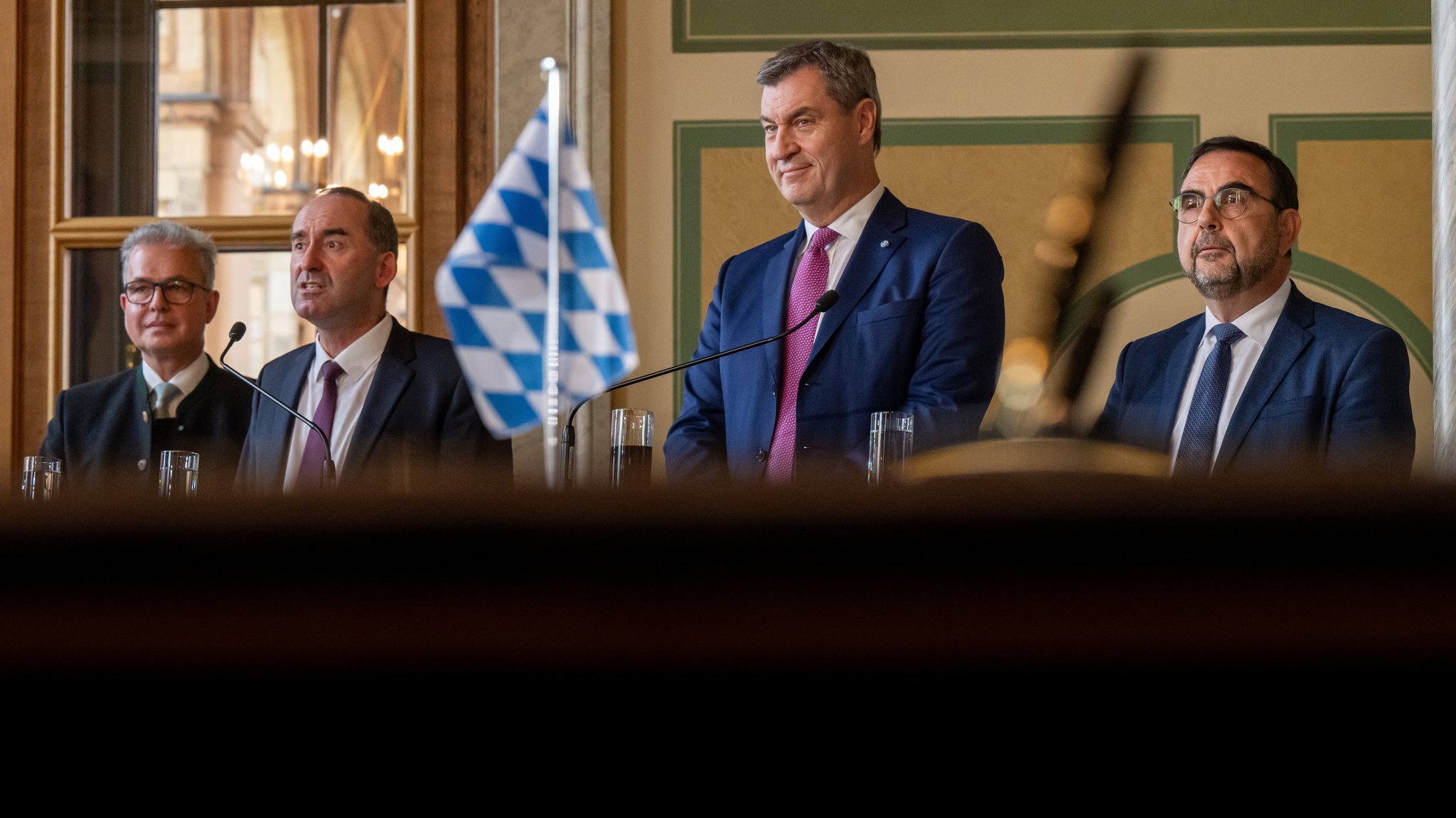 CSU-Fraktionschef Klaus Holetschek, Ministerpräsident Markus Söder, Wirtschaftsminister Hubert Aiwanger und der Fraktionsvorsitzende der Freien Wähler, Florian Streibl