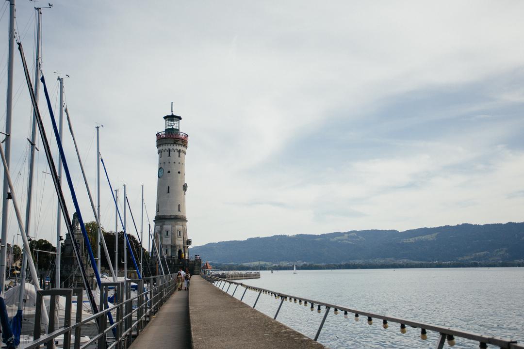 Der Leuchtturm am Bodensee-Hafen von Lindau.