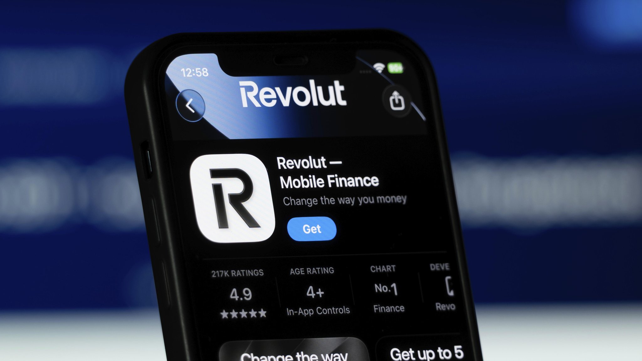 App der Neobank Revolut in einem Appstore | Bild: picture alliance / imageBROKER | Mojahid Mottakin App der Neobank Revolut in einem Appstore