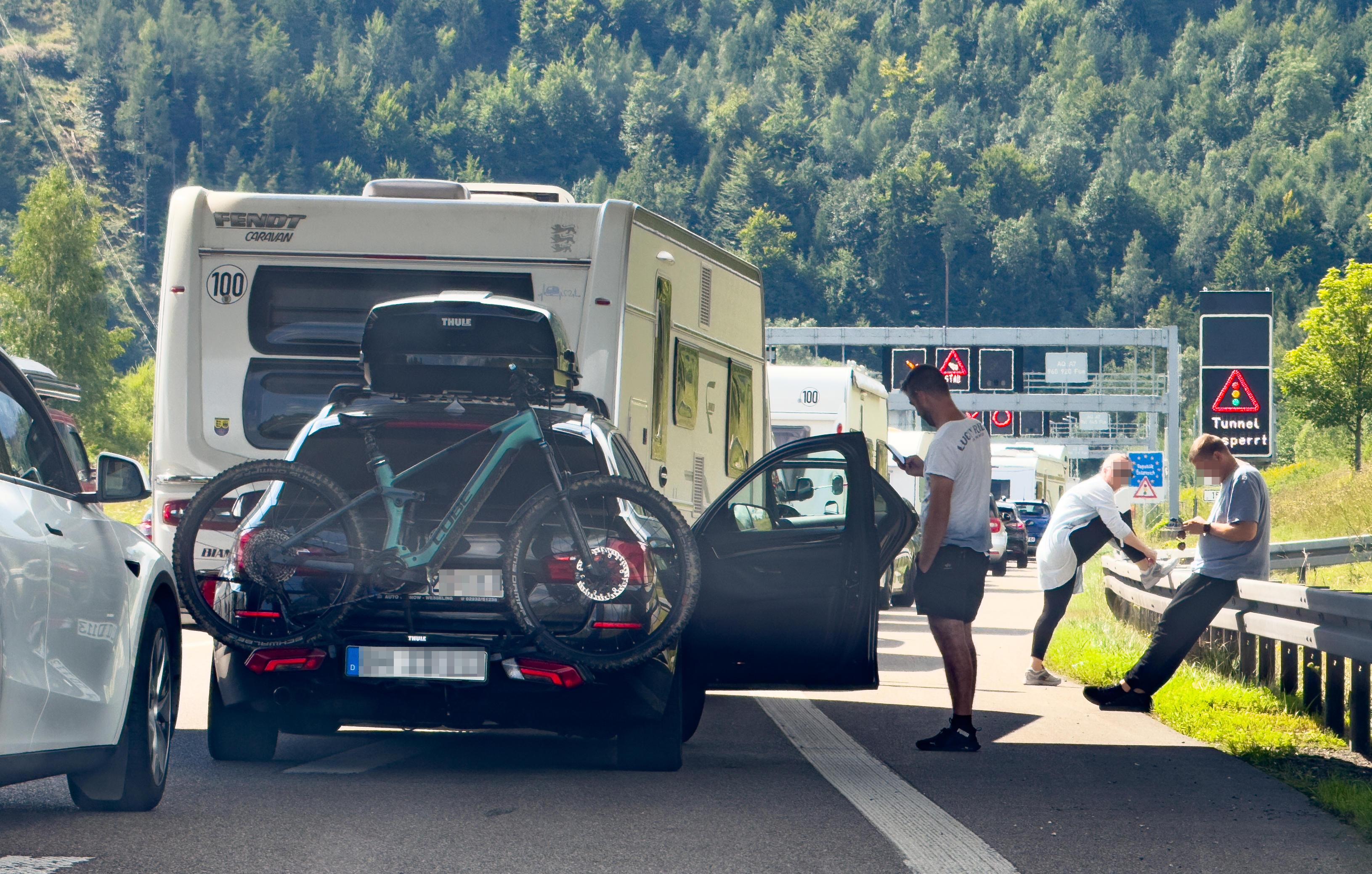 Autos stauen sich im August 2025 auf der A7 beim Grenztunnel Füssen.