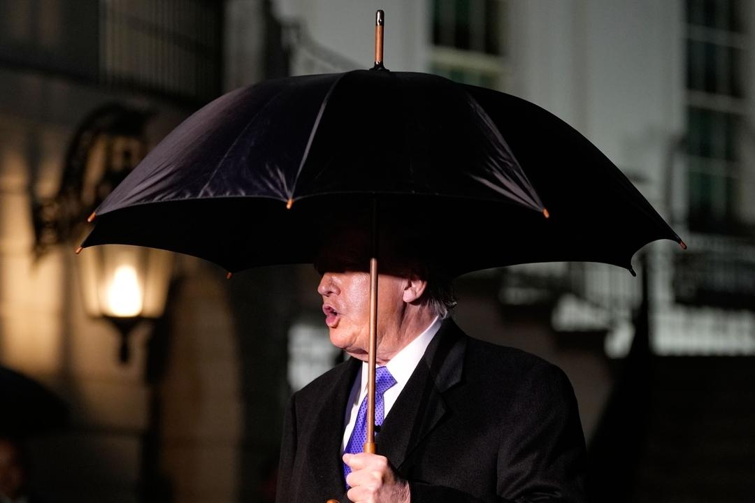 09.01.2026, USA, Washington: US-Präsident Donald Trump spricht mit Reportern, bevor er mit Marine One vom South Lawn des Weißen Hauses abfliegt.