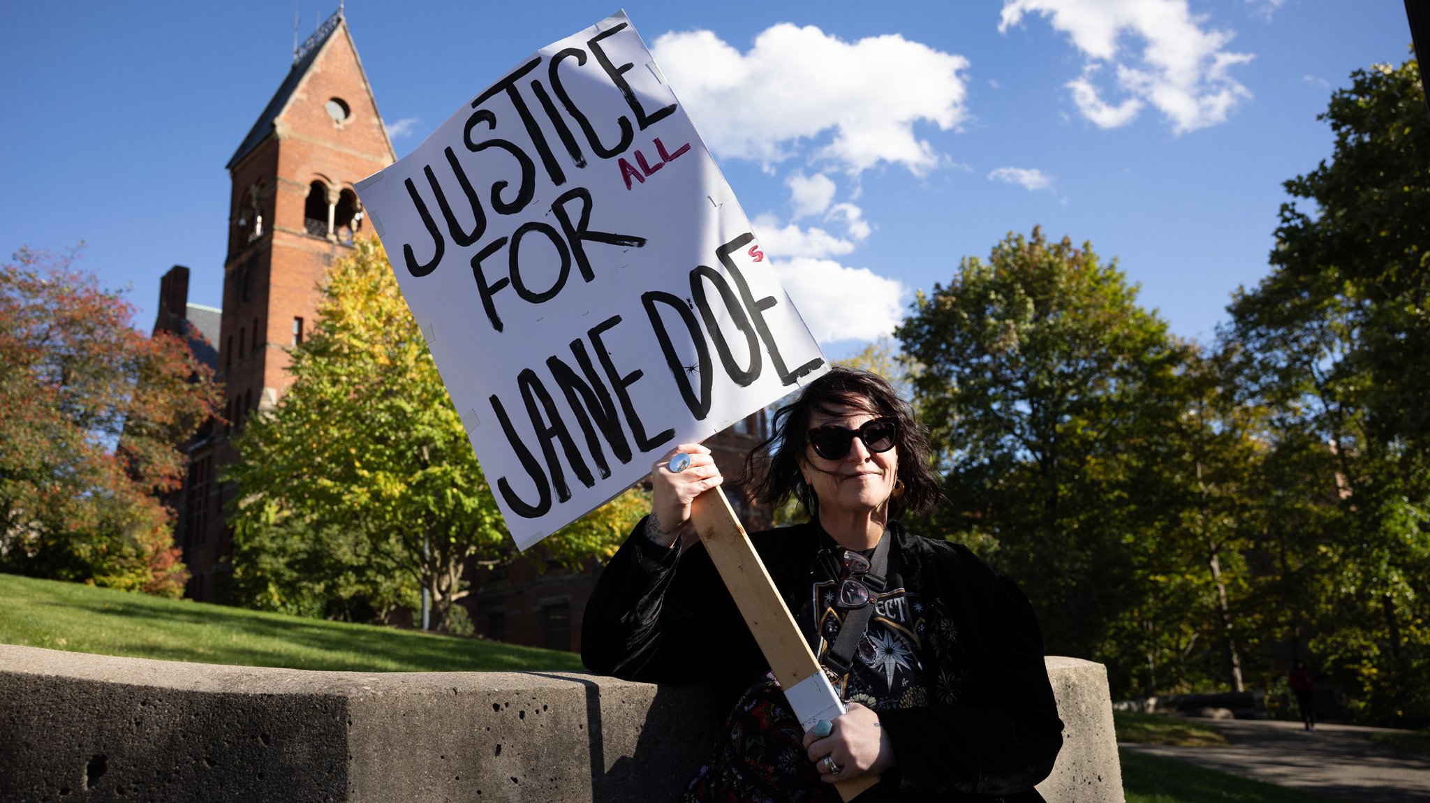 Frau hält bei Demo ein Schild mit der Aufschrift "Justice for all Jane Doe's" | Bild: picture alliance / NurPhoto | Melissa Bender Frau hält bei Demo ein Schild mit der Aufschrift "Justice for all Jane Doe's"